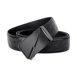 Чёрный ремешок с металлической пряжкой.