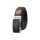 Коричневый ремешок с серебряной пряжкой.