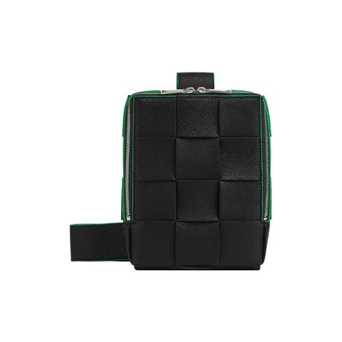 Bottega Veneta CASSETTE Pillow Bag Сумка через плечо из кожи буйвола мини мужская черная и попугай-зеленая