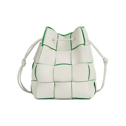 Bottega Veneta CASSETTE подушка сумка из кожи буйвола сумка через плечо маленькая белый попугай зеленый
