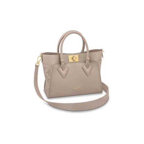 LOUIS VUITTON On My Side Телячья кожа Сумка через плечо Сумка Маленькая Женская Серого цвета