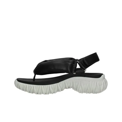 MIU MIU Пляжные сандалии Женские Черный