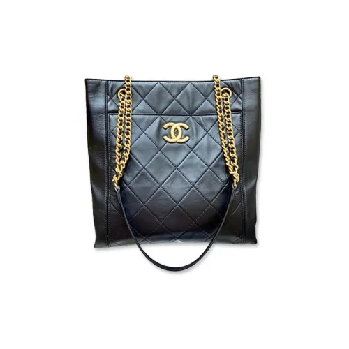 CHANEL Сумки через плечо Женские