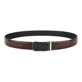 Коричневый ремешок с серебряной пряжкой.