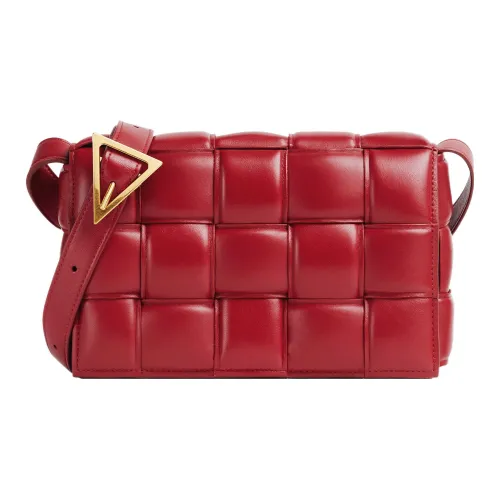Bottega Veneta Padded Cassette Ткани вязаные Овчина Сумка-подушка Сумка через плечо Женские Apple Конфетно-красный