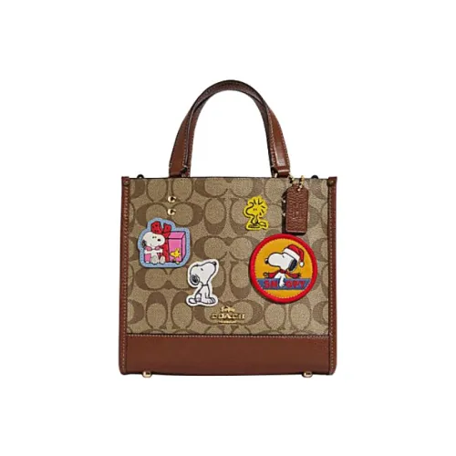 COACH Dempsey Клатчи Женские