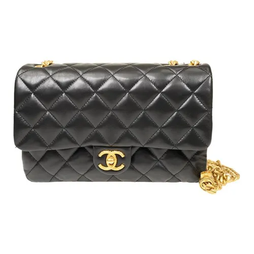 CHANEL 22K Осень и Зима Овчина и Металлическая Деталь Сумка с Клапаном Сумка через плечо Средняя Женская Черная