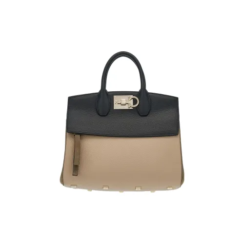 FERRAGAMO Studio Телячья кожа Сумка через плечо Сумка Маленькая Женская Черная Бежевая