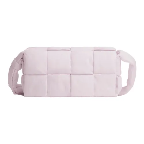 Bottega Veneta Padded Tech Cassette Нейлоновая Сумка-подушка Сумка через плечо Средняя Унисекс Розовая