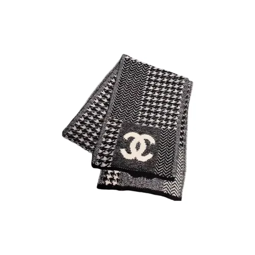 CHANEL Шарфы из шерсти Унисекс