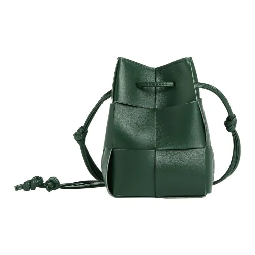 Bottega Veneta Cassette Овчина с коровьей кожей Ведрообразная сумка Сумка через плечо Мини Женская Дождь Деревянно-зеленый