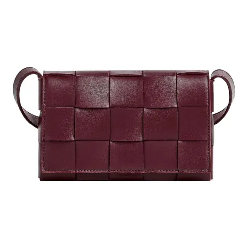 Bottega Veneta CASSETTE Pillow Bag Овечья шкура Тофу Сумка через плечо Маленькая Женская Бордовая