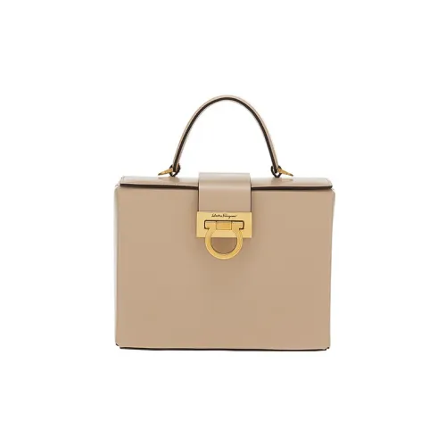 FERRAGAMO Trifolio Коровья кожа Маленькая квадратная сумка Сумка через плечо Сумка для женщин Бежевый