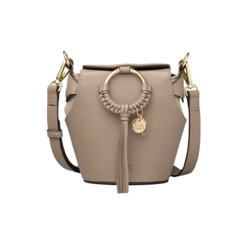 See By Chloe Коровья крупнозернистая текстура Ведрообразная сумка через плечо Женская Серого цвета