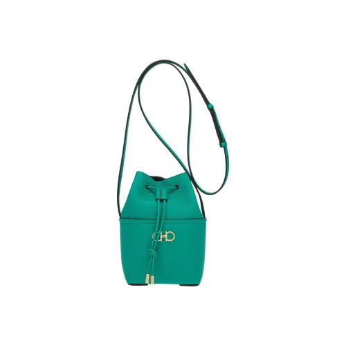 Ferragamo Gancini Hammered Текстура Телячья кожа Ведрообразная Сумка Сумка через плечо Мини Женская Изумрудно-зеленая