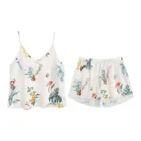 Желтая роза, топ на бретелях, шорты.