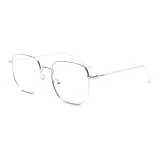 Серебряная рамка, белые ноги