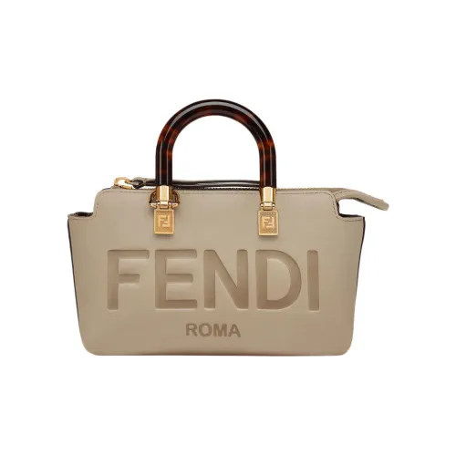 FENDI Женские клатчи