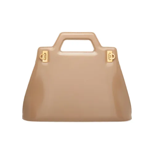 Ferragamo Сумка через плечо из коровьей кожи женская бежевая