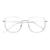 Серебряная рамка, белые ноги