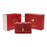 Красный (и Красная коробка с посланием любви)