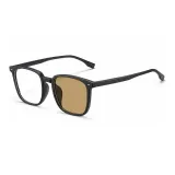 Песочная черная резинка превращается в коричневый кусок