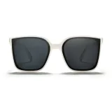 Молочно-белая оправа, серые линзы.