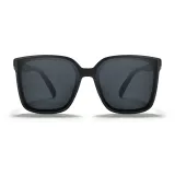 Чёрная оправа с серыми линзами.