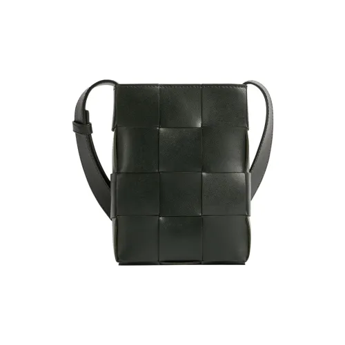 Bottega Veneta Cassette Сумка через плечо из коровьей кожи чехол для телефона мини мужской темно-зеленый