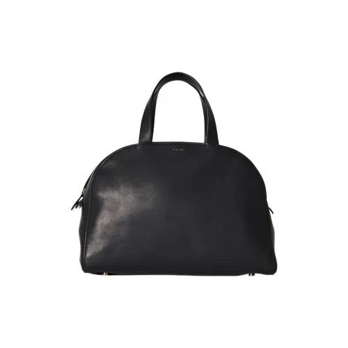 THE ROW Гладкая сумка для боулинга из кожи Saddle мужская черная