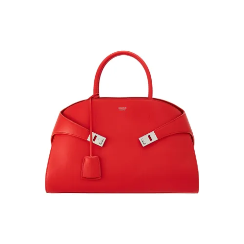 FERRAGAMO GANCINI Коровья кожа Сумка через плечо Сумка среднего размера Женская Красная