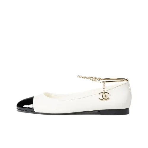 CHANEL Туфли на плоской подошве Женские Черный Белый