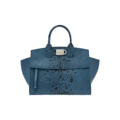 FERRAGAMO Studio Hammered Текстура Телячья кожа с Ящерица Принт Телячья кожа Сумка Средний Женские Небесно-голубой