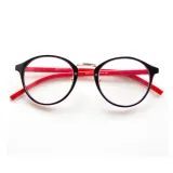 Чёрная резинка, красный палец T04