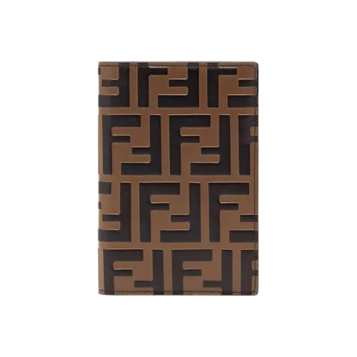 FENDI Холдер для паспорта из коровьей кожи женский коричневый