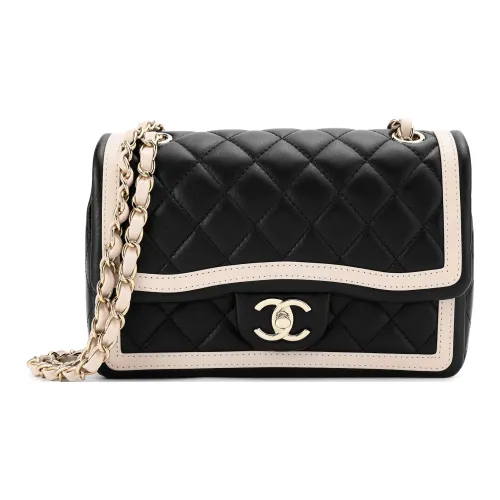 CHANEL Сумки через плечо Женские