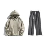 Комплект одежды (Светлый кофейный свитшот + Черные и серые промытые джинсы)