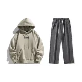 Комплект одежды (Светлый кофейный свитшот + Черные и серые промытые джинсы)