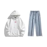 Комплект одежды (Белый свитшот + Светло-синие джинсы)