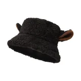 Черно-коричневый, ухо