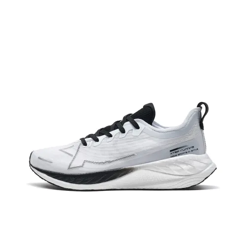 XTEP Two Thousand Kilometers 1,0 Slip Резистентный к истиранию Низкий топ Спринт Беговые кроссовки Женские Черный Белый