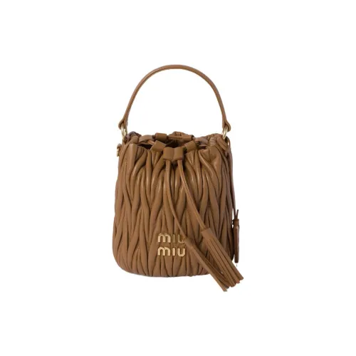 MIU MIU Matelassé Наппа Кожа Ведрообразная Сумка Сумка Сумка через плечо Сумка через плечо Женская Карамель