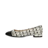 Чёрный и белый цветочный узор