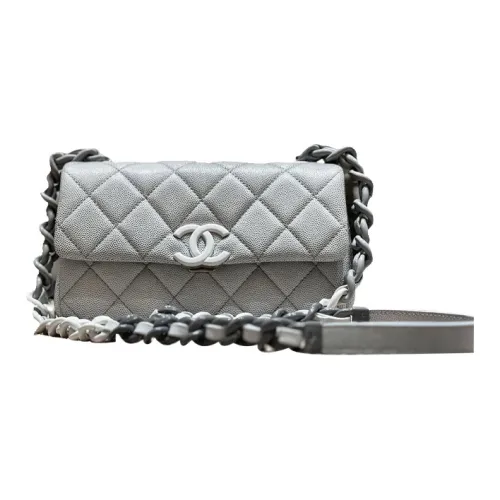 CHANEL Сумки через плечо Женские