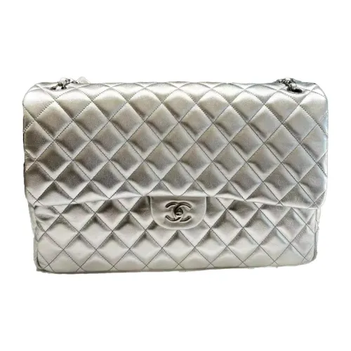 CHANEL С рельефом Тисненый Телячья кожа Сумка Сумка через плечо Сумка через плечо Экстра-большая Женская Серебряная