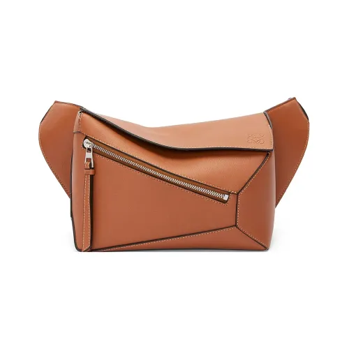 LOEWE Пазл Коровья кожа Бананка Маленький Женские Коричневый