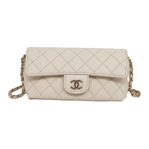 CHANEL Сумки через плечо Женские