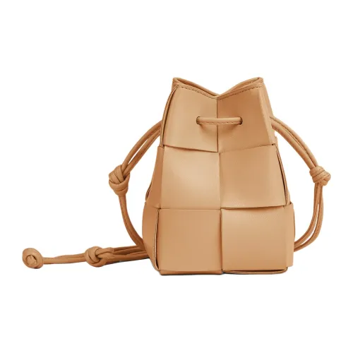 Bottega Veneta Cassette Sheepskin Сумка-ведро Сумка через плечо Мини Женская Миндаль