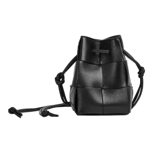 Bottega Veneta CASSETTE Pillow Bag Овечья шкура Ведрообразная Сумка Сумка через плечо Мини Женская Черная