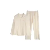 Молочные конфеты бежевого цвета